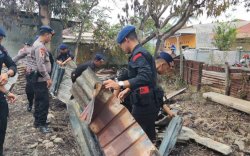 Brimob Bone Terjunkan Pasukan Bersihkan Lokasi Kebakaran di Kelurahan Biru 