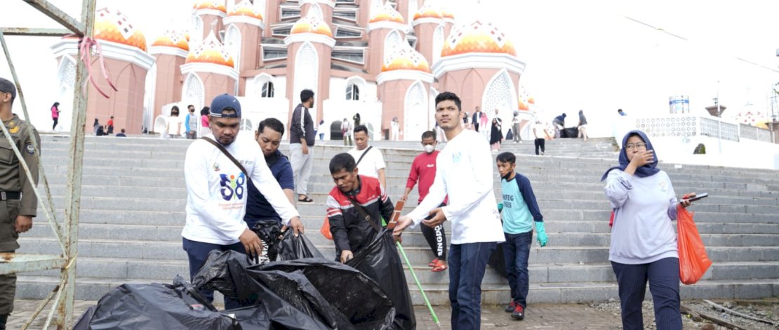 ASN dan Non ASN Pemprov Sulsel melakukan kerja bakti massal membantu membersihkan Kawasan Center Point of Indonesia, Minggu, 8 Januari 2023. ASN dan Non ASN Pemprov Sulsel melakukan kerja bakti massal membantu membersihkan Kawasan Center Point of Indonesia, Minggu, 8 Januari 2023.