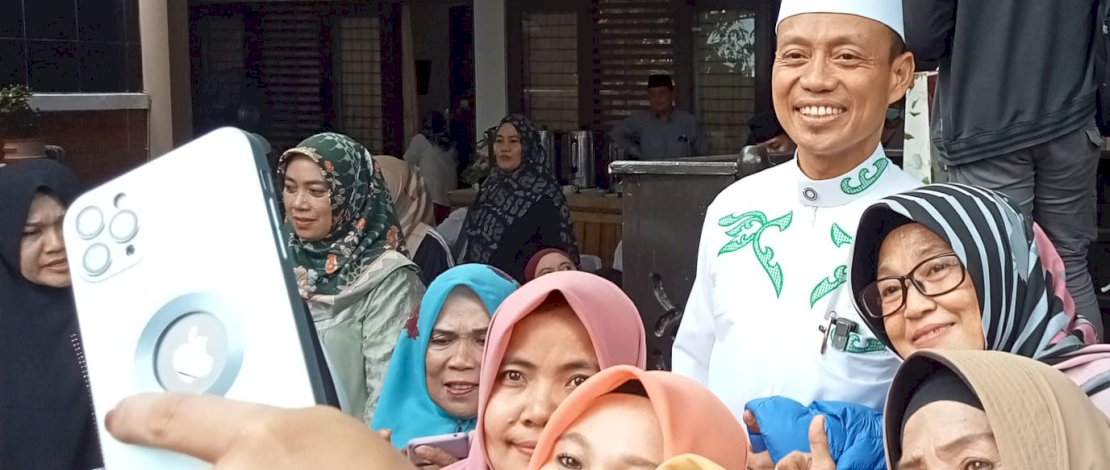 Ustadz Das'ad Latif saat mengisi ceramah dalam takziah atas wafatnya Hj Luluiyah, ibunda mantan Wakapolri Komjen (Purn) Syafruddin Kambo, di Jalan Perintis Kemerdekaan, Makassar, Senin 9 Januari 2023.