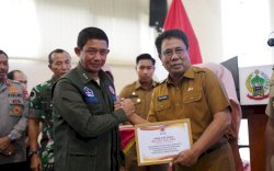 Kepala BNPB Serahkan Dana Siap Pakai Rp500 Juta ke Pemprov Sulsel