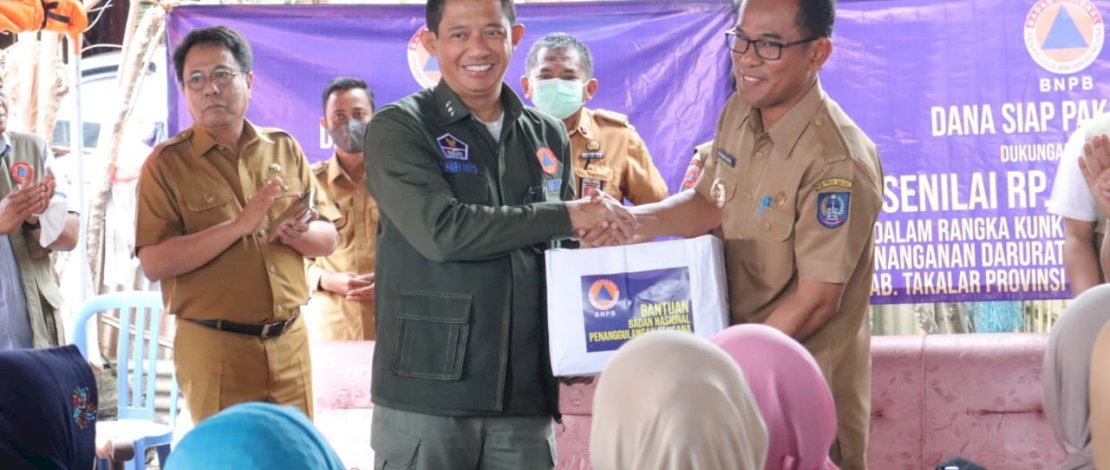 Kepala Badan Nasional Penanggulangan Bencana (BNPB), Letjen TNI Suharyanto, berkunjung ke Desa Aeng Batu-Batu, Kecamatan Galesong, Senin, 9 Januari 2023.