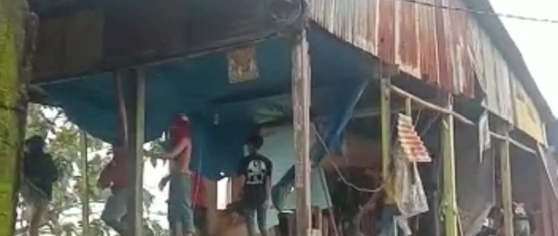 Rumah milik keluarga pelaku penculikan di Makassar jadi sasaran amuk massa karena emosi, Selasa, 10 Januari 2023. Rumah milik keluarga pelaku penculikan di Makassar jadi sasaran amuk massa karena emosi, Selasa, 10 Januari 2023.