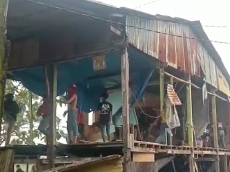 Memanas! Rumah Pelaku Penculikan dan Pembunuhan Dihancurkan Massa