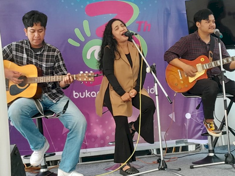 Kasih Surprise,  Yunita Idol Tampil Memukau di Panggung Sederhana HUT Bukamatanews