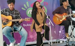 Kasih Surprise,  Yunita Idol Tampil Memukau di Panggung Sederhana HUT Bukamatanews