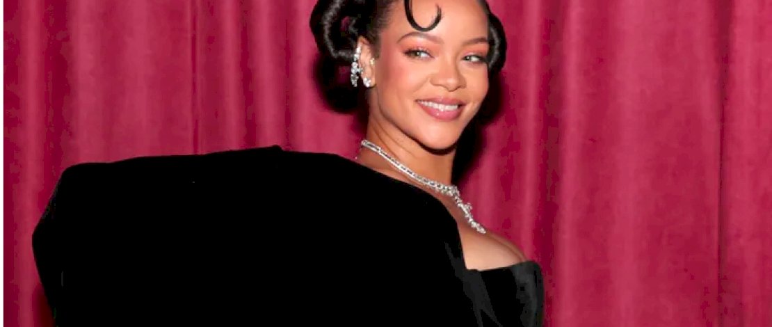 Rihanna Melewati Karpet Merah Golden Globe Tapi Tetap Mencuri Perhatian