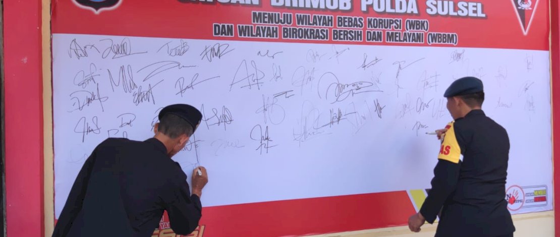 Penandatanganan  komitmen bersama personel Batalyon C Pelopor Satbrimob Polda Sulsel, Kamis, 12 Januari 2023.