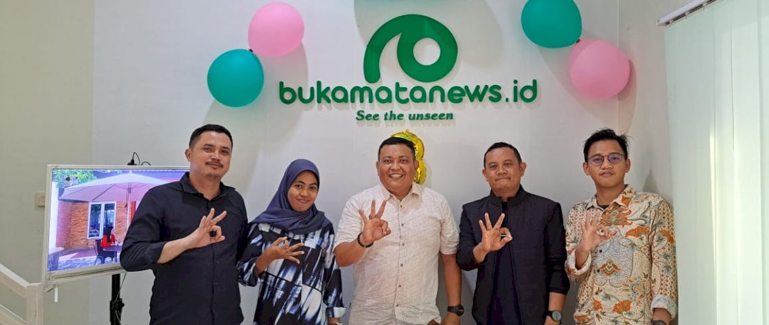 Pelaksana Tugas Kepala Diskominfo Parepare, Iskandar Nusu, didampingi Kabid Humas dan Komunikasi Publik Andi Askar, bertandang ke Kantor Bukamatanews, di Jalan Toddopuli Kota Makassar, Kamis, 12 Januari 2023.