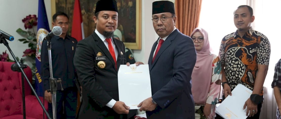 Gubernur Sulsel, Andi Sudirman Sulaiman, melantik Andi Aslam Patonangi sebagai Penjabat (Pj) Sekretaris Daerah (Sekda) Provinsi Sulsel, di Kantor Badan Penghubung Pemprov Sulsel di Jakarta, Jum'at, 13 Januari 2023.