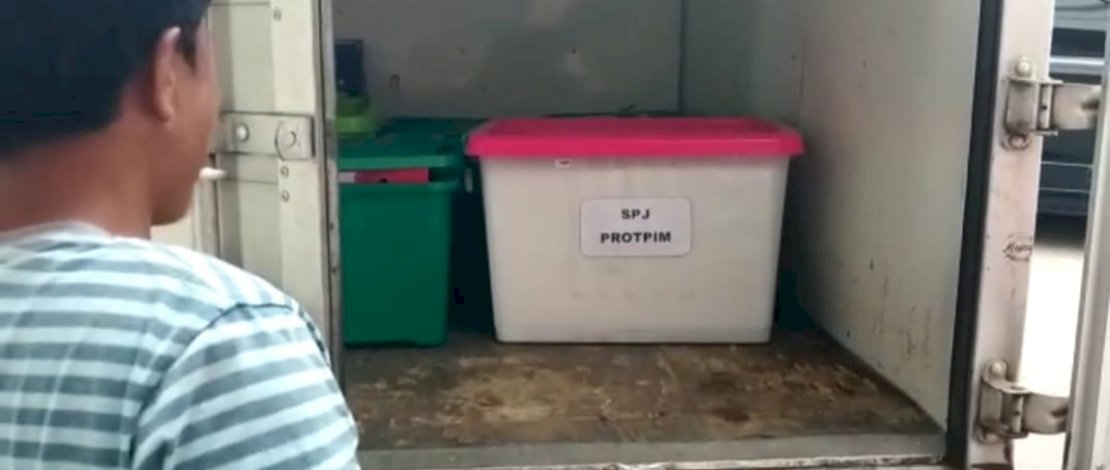 Tim Penyidik Polres Jeneponto melakukan pemeriksaan dokumen secara tertutup di Kantor Pemkab Jeneponto, atas dugaan korupsi dana operasional Rp1,6 miliar.