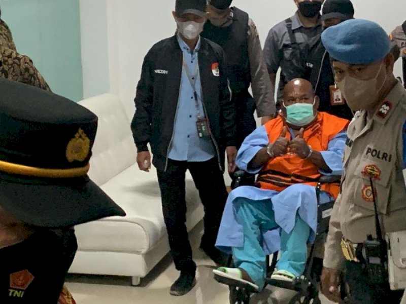 Bagaimana Kisah Lukas Enembe Terjerat Kasus Korupsi hingga Ditahan KPK 