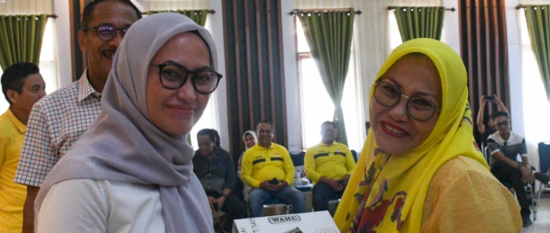 163 KLU di Lutra Terima Bantuan Peralatan Usaha