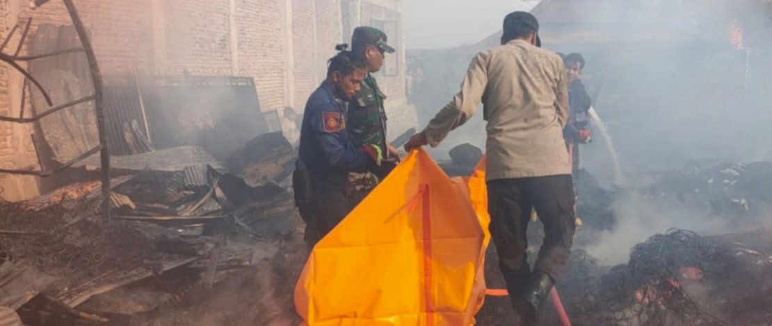 Gerak Cepat, TNI Turun Tangan Evakuasi Korban Kebakaran di Jeneponto