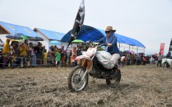 Indah Putri Ikut Jajal Jalur Balapan Ojek Gabah