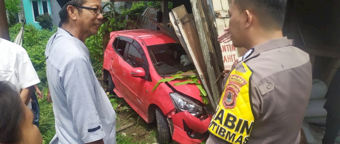 Mobil yang dikendarai maling kotak amal terperosok dan menabrak rumah warga di Kecamatan Segeri, Kabupaten Pangkep, Minggu, 15 Januari 2023.