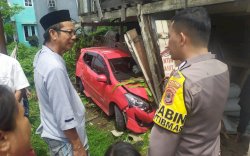Panik Dikejar Massa, Mobil Maling Kotak Amal Tabrak Rumah Warga