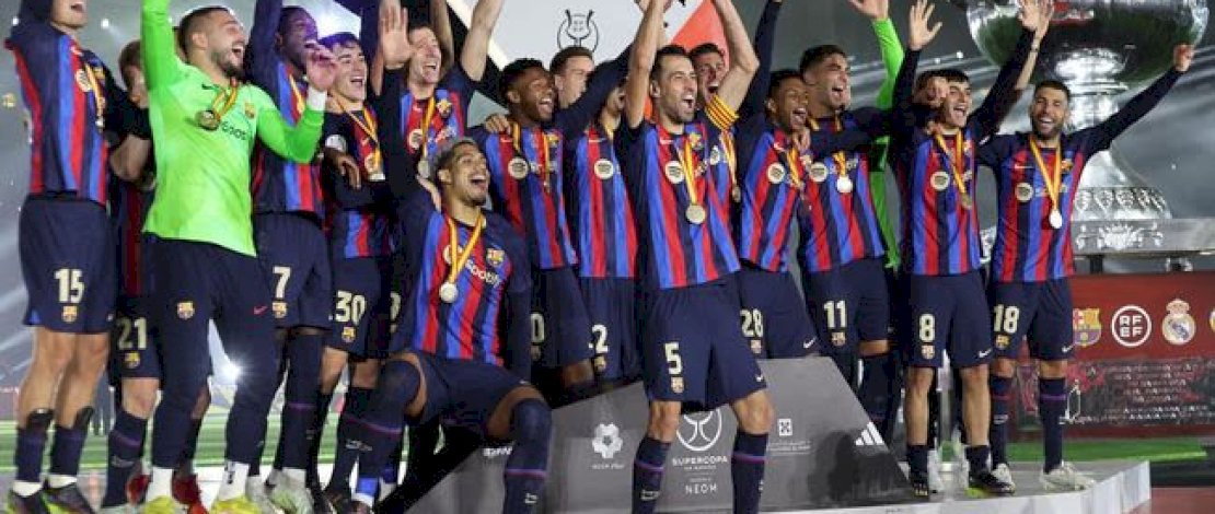 Barcelona angkat trofi di Piala Super Spanyol (Dok :  GIUSEPPE CACACE/AFP via Getty Images) Barcelona angkat trofi di Piala Super Spanyol (Dok :  GIUSEPPE CACACE/AFP via Getty Images)