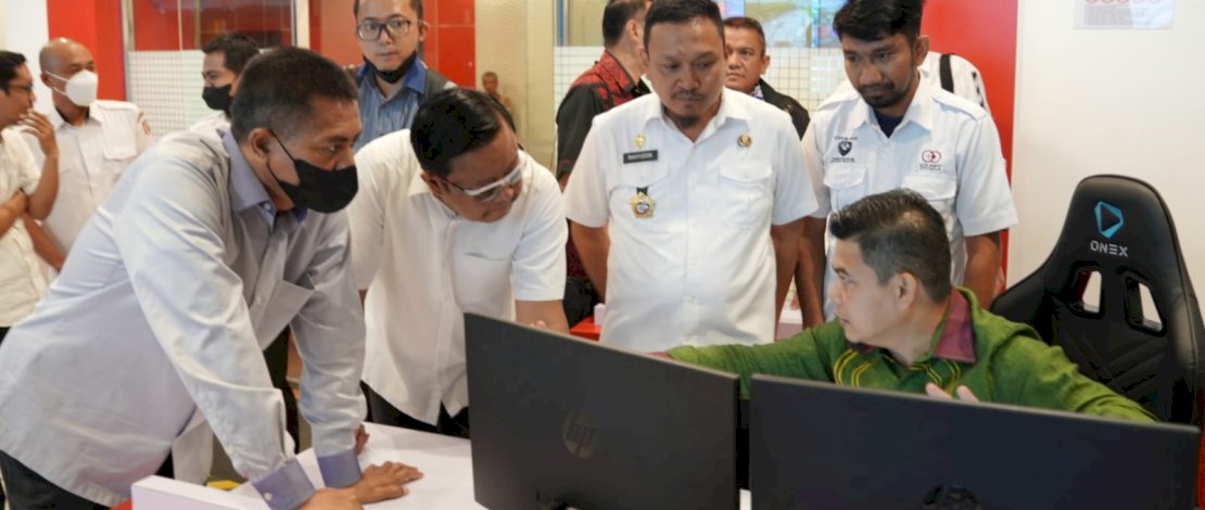 Oleh Soleh mendampingi Kabid Humas Polda Jabar Kombes Pol Ibrahim Tompo dan Kabid TIK Polda Jabar Kombes Pol Asep Akbar Hikmana, yang melakukan studi banding di Command Center Pemkot Makassar.