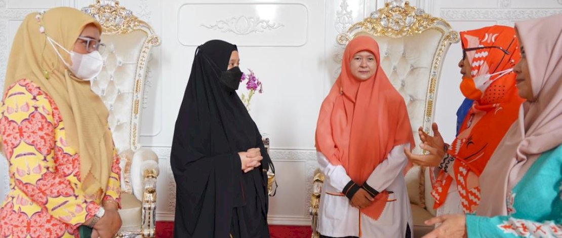 Ketua Tim Penggerak PKK Sulsel, Naoemi Octarina, menerima kunjungan silaturahmi Bidang Perempuan dan Ketahanan Keluarga (BPKK) PKS Sulsel, di Rumah Jabatan Gubernur Sulsel, Selasa, 17 Januari 2023