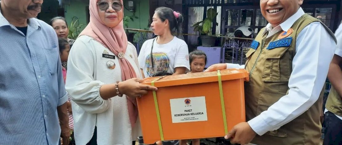 Kepala Pelaksana BPBD Sulsel, Amson Padolo, menyalurkan bantuan logistik untuk korban kebakaran di Jalan Nuri Lorong 300, Kelurahan Mariso, Kecamatan Mariso, Kota Makassar, Rabu, 18 Januari 2023.