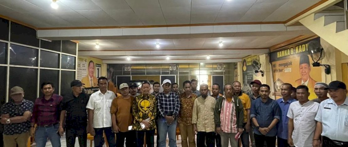 Puluhan kepala desa menemui Anggota Komisi V DPR RI, Hamka B Kady, di Makassar, baru-baru ini.