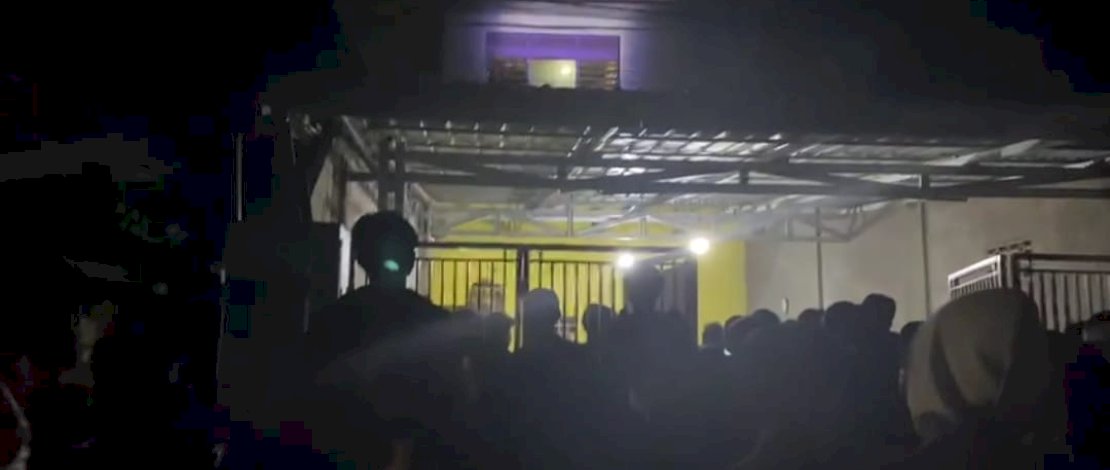 Rumah pemilik rumah dipenuhi puluhan warga karena kejadian pencurian yang terjadi Kamis Malam. 