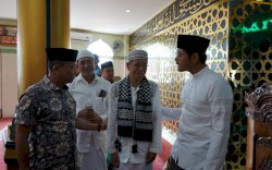 Camat Tallo dan FKKM Bersih-bersih Mesjid di Suangga