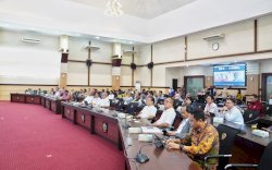 Rapat Bersama OPD, Gubernur Andi Sudirman Tekankan Percepatan Pembangunan Infrastruktur