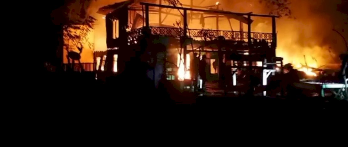 Kebakaran terjadi di Kampung Embayya, Kelurahan Sidenre, Kecamatan Binamu, Jeneponto. Tiga unit rumah panggung hangus terbakar.