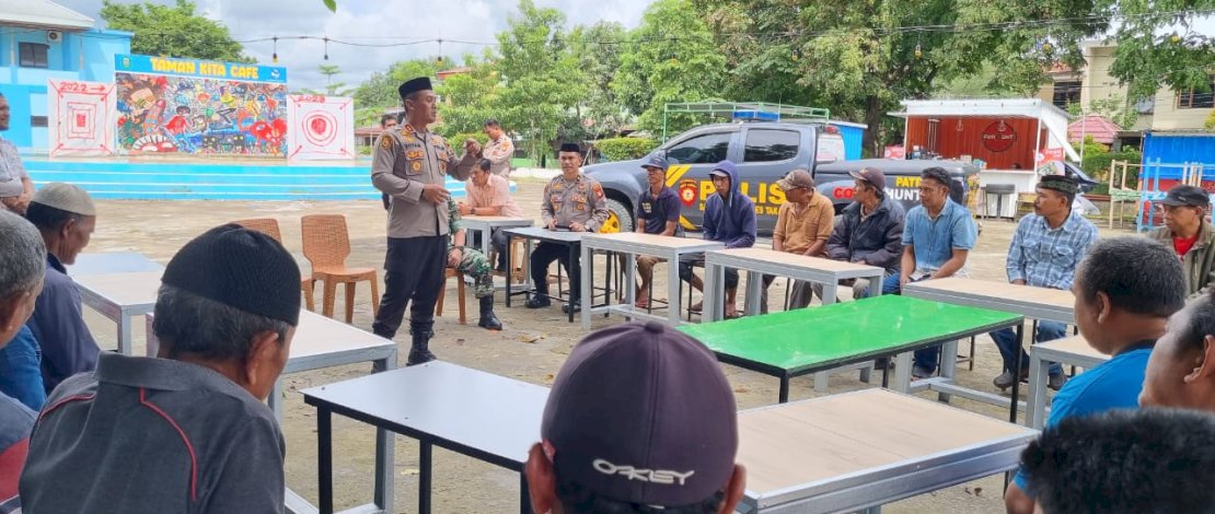 Kapolres Takalar, AKBP Gotam Hidayat, melakukan silaturahim dengan para tukang ojek  di Takalar.