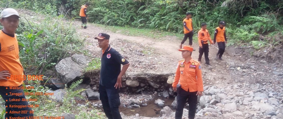 Kalaksa BPBD Bone, Andi Syahrul, menurunkan alat berat untuk membersihkan puing-puing longsor yang menutupi akses jalan. Kalaksa BPBD Bone, Andi Syahrul, menurunkan alat berat untuk membersihkan puing-puing longsor yang menutupi akses jalan.