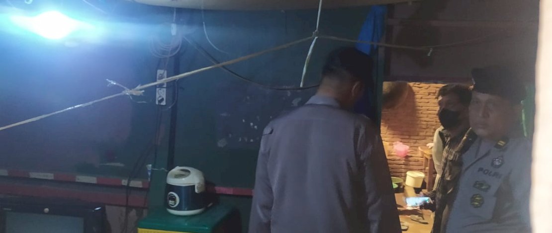Suasana rumah korban di Jalan Karunrung, Makassar. Polisi sementara melakukan penyelidikan di TKP. Suasana rumah korban di Jalan Karunrung, Makassar. Polisi sementara melakukan penyelidikan di TKP.