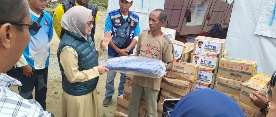 Bupati Luwu Utara, Indah Putri Indriani, menyerahkan bantuan banjir kepada 100 Kepala Keluarga (KK) di Kecamatan Baebunta Selatan, dan Kecamatan Malangke Barat.