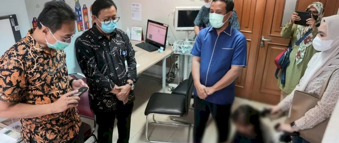 Gubernur Sulsel, Andi Sudirman Sulaiman, menjenguk tiga pasien asal Sulsel yang dirawat di Rumah Sakit Umum Pusat Nasional Dr Cipto Mangunkusumo (RSCM), Jakarta.