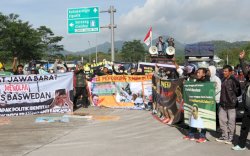 Aksi Demo Warnai Kedatangan Anies Baswedan di Jalak Harupat Bandung