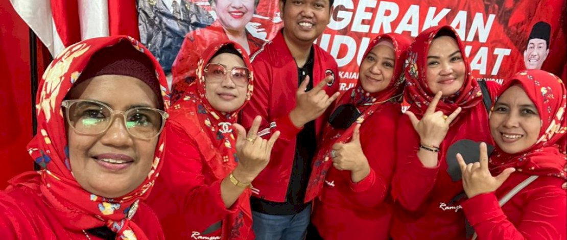 Ibu-ibu peserta Gerakan Hidup Sehat, berebut foto bersama dengan Dokter Fadli Ananda. Ibu-ibu peserta Gerakan Hidup Sehat, berebut foto bersama dengan Dokter Fadli Ananda.