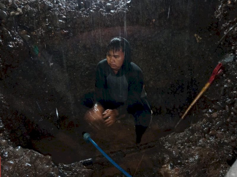 Totalitas PDAM Makassar Perbaiki Kebocoran Pipa, Tembus Pagi di Tengah Hujan