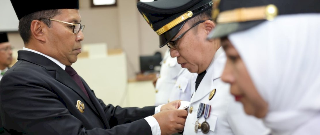 Wali Kota Makassar, Moh Ramdhan "Danny" Pomanto melantik dan mengambil sumpah jabatan para pejabatnya, di Ruang Sipakatau, Balaikota Makassar, Selasa, 24 Januari 2023.