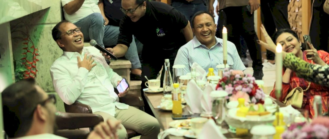 Wali Kota Makassar Moh Ramdhan Pomanto mengadakan jamuan makan malam bersama artis dan panitia konser Semua Jadi Satu di Kediaman Pribadinya, Selasa, (24/01/2023). 