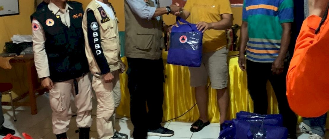 458 KK Terdampak Longsor di Bone Terima Bantuan Logistik 