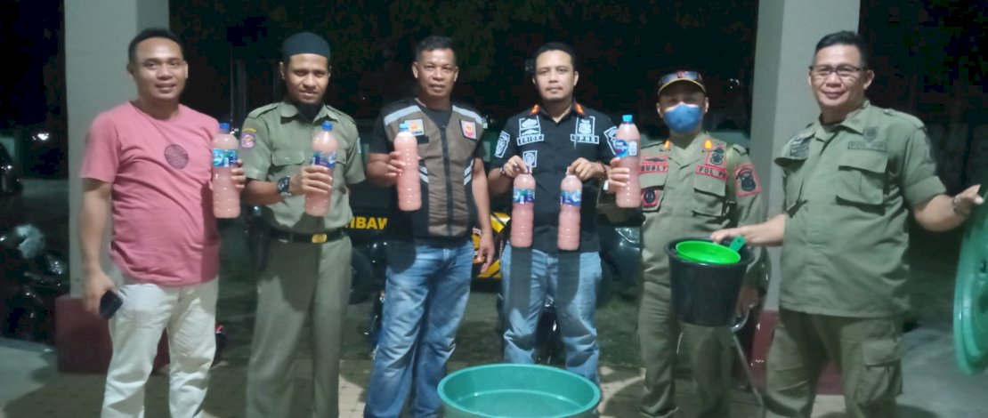 Satpol PP, Pemadam Kebakaran, dan Penyelamatan Kabupaten Kepulauan Selayar mengamankan 50 liter ballo' (minuman keras tradisional), saat melakukan razia pedagang miras, yang berlokasi di salah satu gang sempit di ruas Jalan S Siswomiharjo, Kota Benteng, kemarin, 24 Januari 2023.