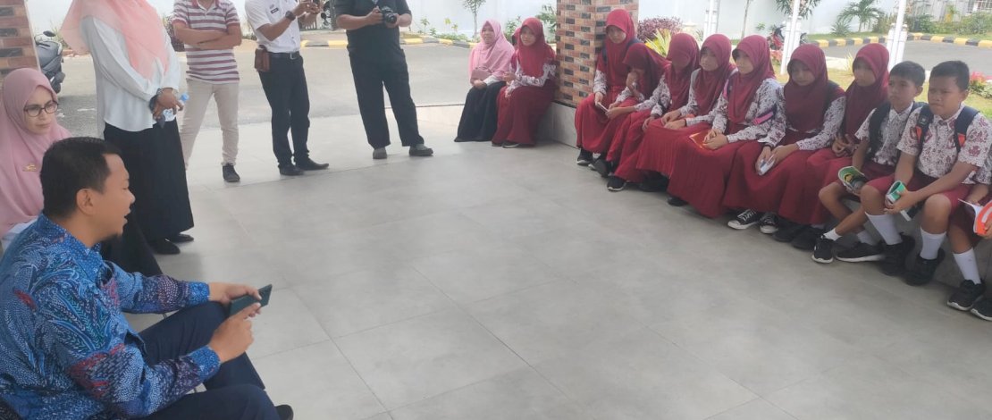 Bupati Kepulauan Selayar, Muh Basli Ali, memberikan motivasi kepada murid UPT SDI 62 Benteng, saat mereka berkunjung ke Rumah Jabatan, Rabu, 25 Januari 2023.
