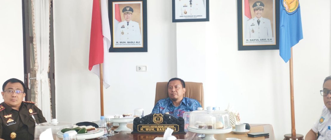 Bupati Selayar Muh Basli bersama Kajari dan Kapolres, didampingi Inspektur Kabupaten Kepulauan Selayar mengikuti Rapat Koordinasi (Rakor) Inspektur Daerah Se Indonesia, secara daring di Rujab Bupati, Rabu, 25 Januari 2023. Bupati Selayar Muh Basli bersama Kajari dan Kapolres, didampingi Inspektur Kabupaten Kepulauan Selayar mengikuti Rapat Koordinasi (Rakor) Inspektur Daerah Se Indonesia, secara daring di Rujab Bupati, Rabu, 25 Januari 2023.