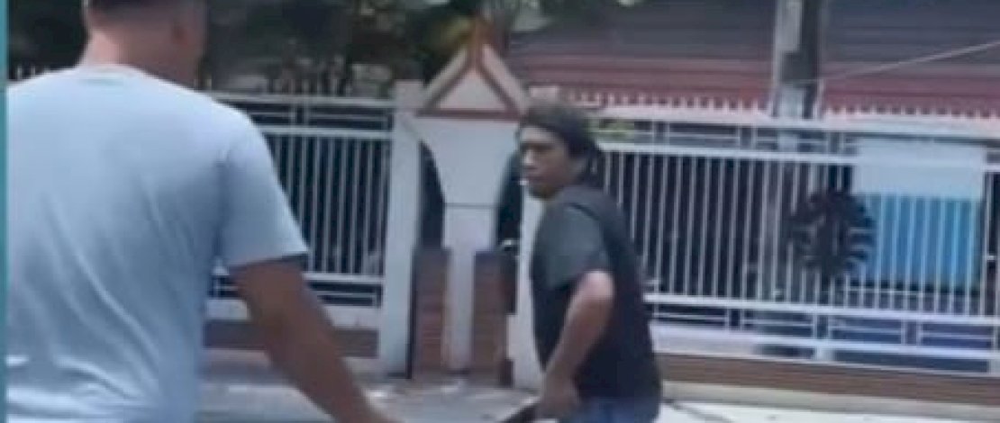 Sengit, 2 Pria Duel di Depan Kampus UNM, 1 Menyerang Pakai Parang