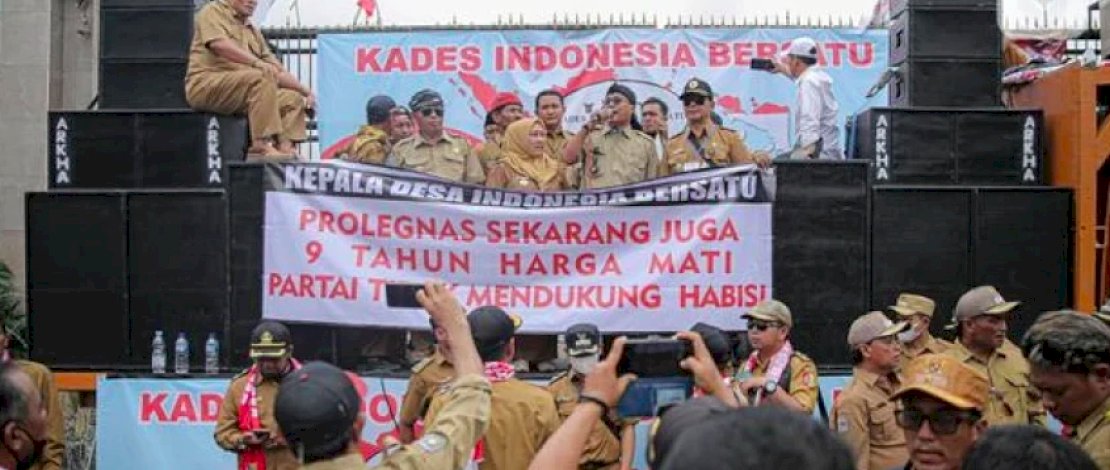 Ribuan Perangkat Desa Demo Tolak Perpanjangan Masa Jabatan Kades di Depan Gedung DPR/MPR RI Ribuan Perangkat Desa Demo Tolak Perpanjangan Masa Jabatan Kades di Depan Gedung DPR/MPR RI