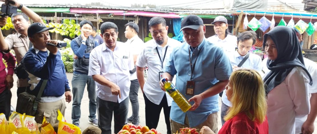 Komisi Pengawasan Persaingan Usaha (KPPU) bersama Dinas Perdagangan Sulsel meninjau pasar tradisional untuk mengecek harga dan stok bahan pokok.