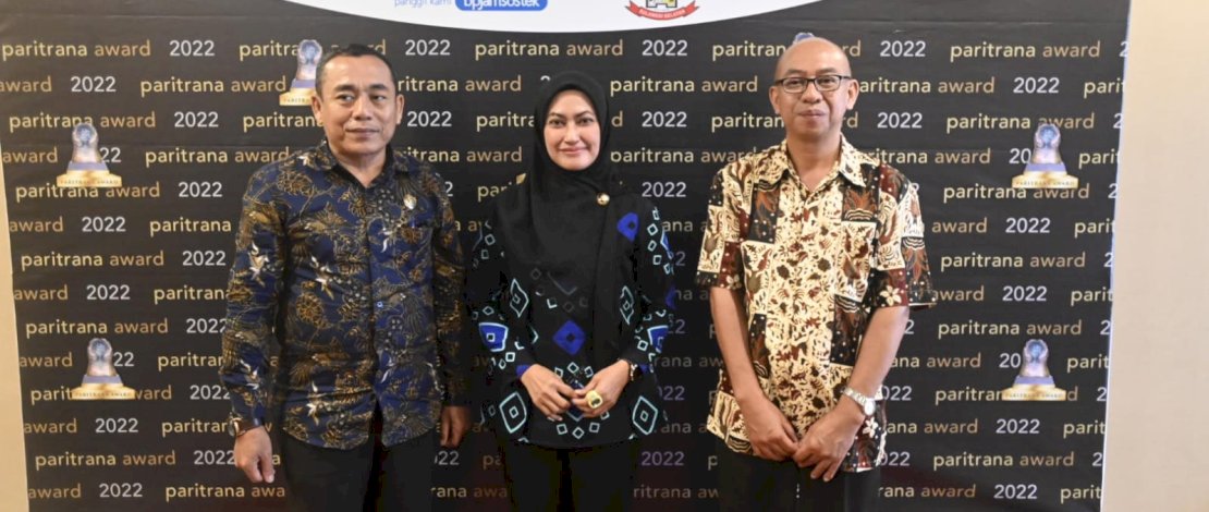Bupati Indah Putri Indriani (tengah), usai mengikuti Wawancara Panitia Paritrana Award Tingkat Provinsi Sulawesi Selatan (Sulsel), di Hotel Mercure Makassar, Kamis, 26 Januari 2023.
Bupati Indah Putri Indriani (tengah), usai mengikuti Wawancara Panitia Paritrana Award Tingkat Provinsi Sulawesi Selatan (Sulsel), di Hotel Mercure Makassar, Kamis, 26 Januari 2023.