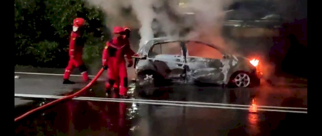 Mobil Ojol Terbakar di Jalan Tol Reformasi Makassar, Diduga Gara-gara Ini Mobil Ojol Terbakar di Jalan Tol Reformasi Makassar, Diduga Gara-gara Ini