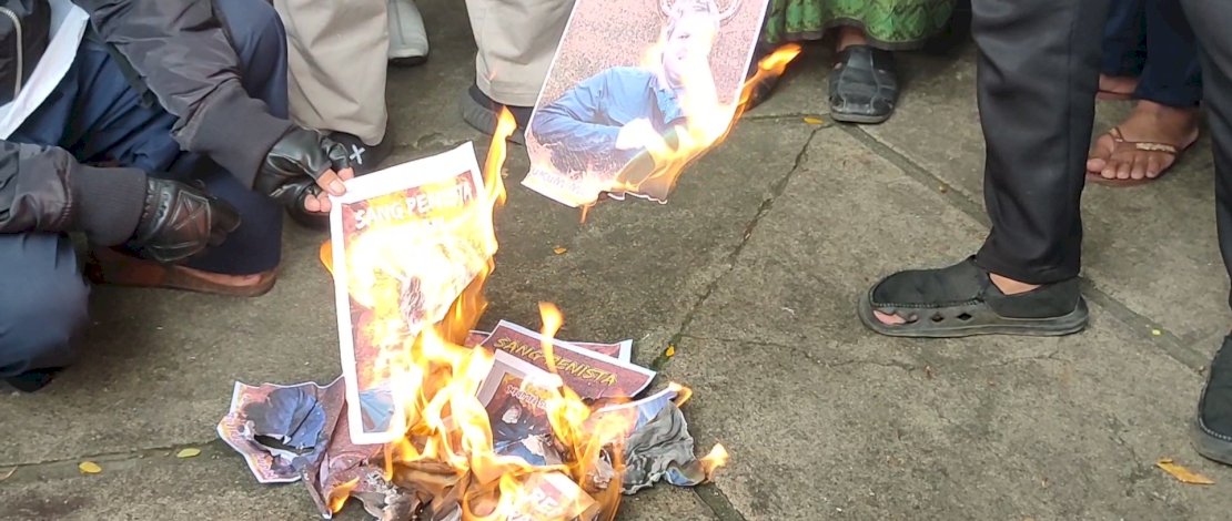 Foto Rasmus Palundan dibakar oleh massa aksi dari Forum Umat Islam Bersatu (FUIB) Sulsel, di depan Kantor DPRD Sulsel, Jalan Urip Sumohardjo, Makassar, Jumat, 27 Januari 2023. Foto Rasmus Palundan dibakar oleh massa aksi dari Forum Umat Islam Bersatu (FUIB) Sulsel, di depan Kantor DPRD Sulsel, Jalan Urip Sumohardjo, Makassar, Jumat, 27 Januari 2023.