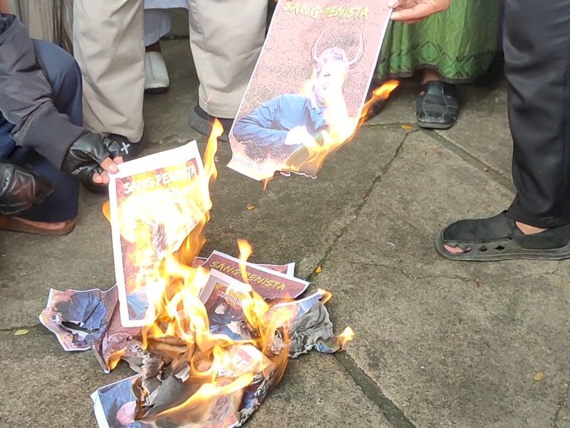 Foto Pembakar Al-Qur'an Asal Swedia Dibakar di Depan Kantor DPRD Sulsel 